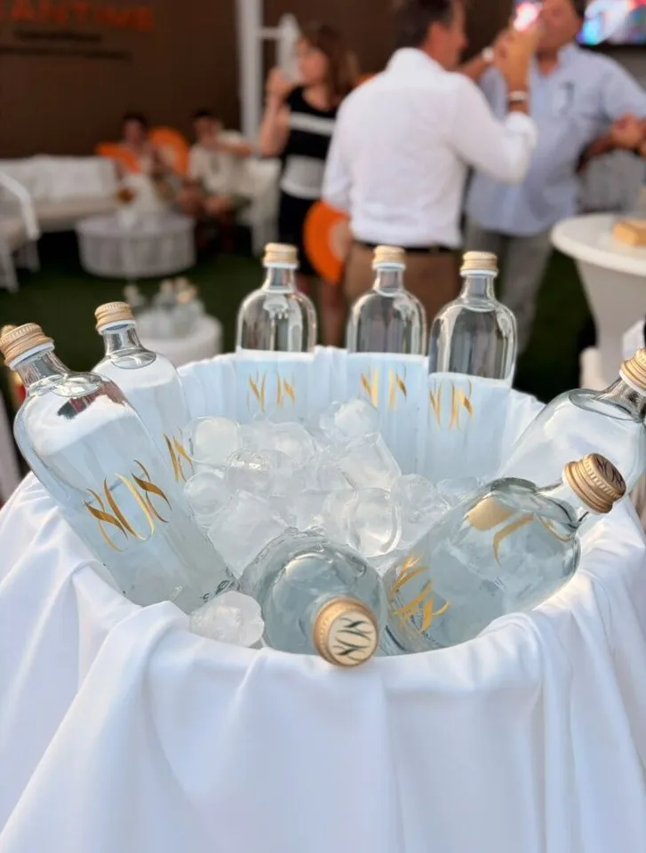 Bouteilles d'eau minérale 808 en verre servies sur glace lors d'un événement